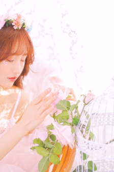 美女被挠脚心
